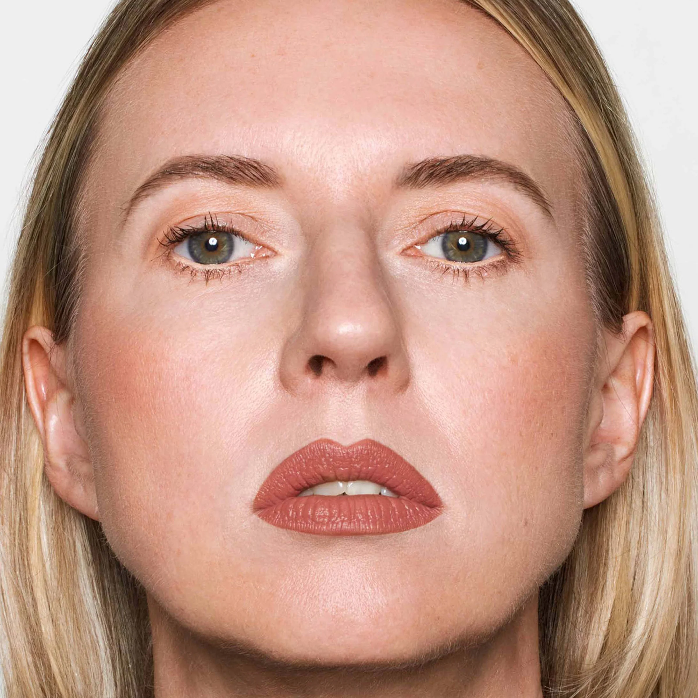 Velvet Love Matte Hyaluronic Long-Lasting Lipstick (Zoe) - Image 4